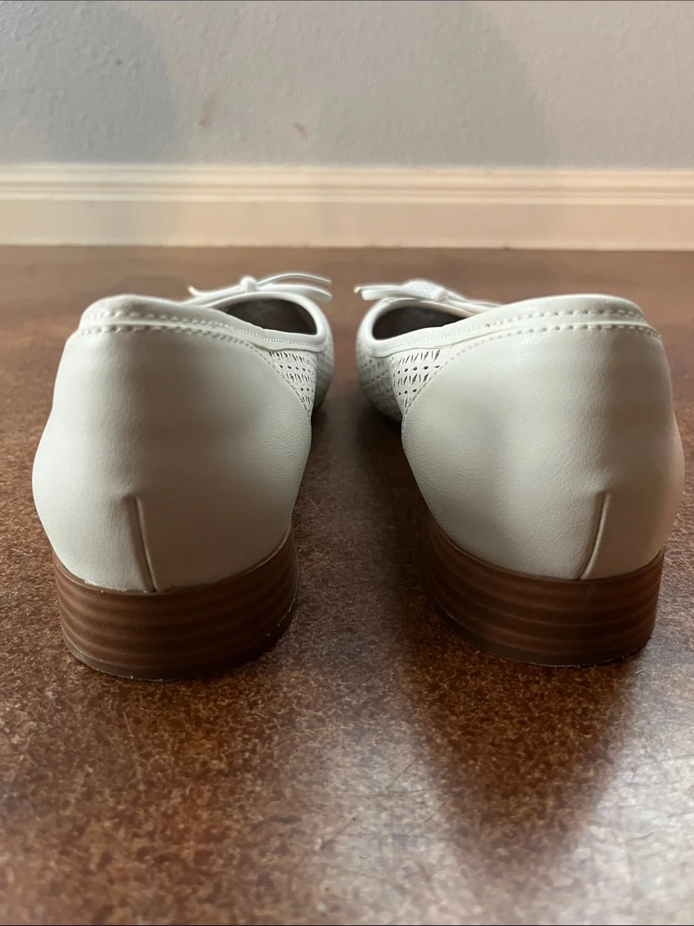 Clarks Women's Cream Laser-Cut Pointed Ballet Flats with Bow Sz 9